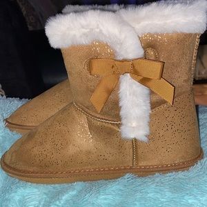 BRAND NEW GIRLS BOOTS SIZE 7! FAUX SUEDE& FAUX-FUR LINING& DURABLE OUTSOLE NWT.